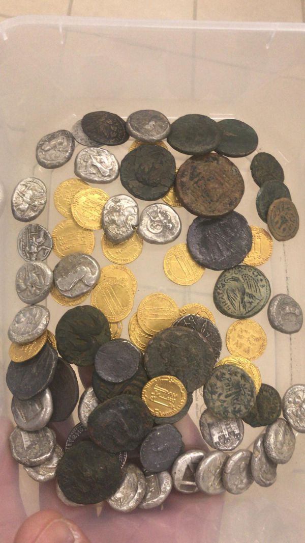סוכלה הברחת 70 מטבעות עתיקים