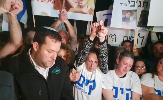 מאות בני אדם צועדים אזוקים בשומרון. צפו