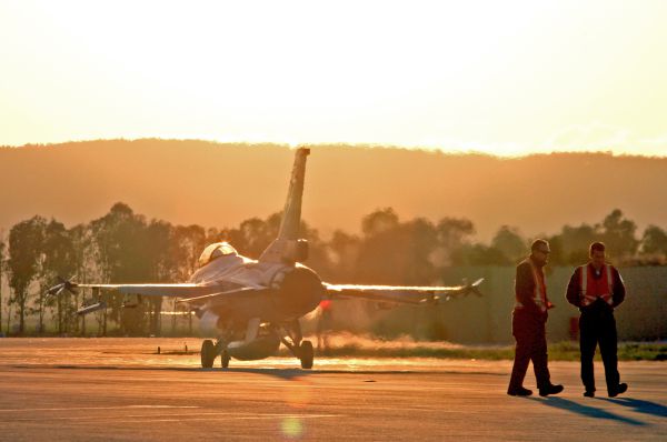 מטוס קרב הוסט מהמסלול רגע לפני שהתנגש בצוות