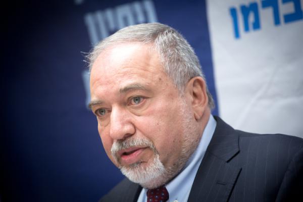 ליברמן: "קורא לרבנים הראשיים להתפטר לאלתר"