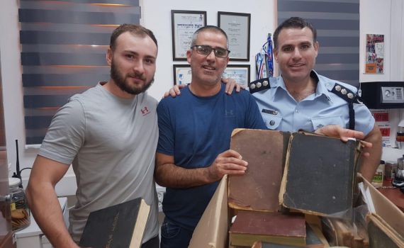 רגע לפני שנמכרו: המשטרה הצילה ספרי קודש נדירים