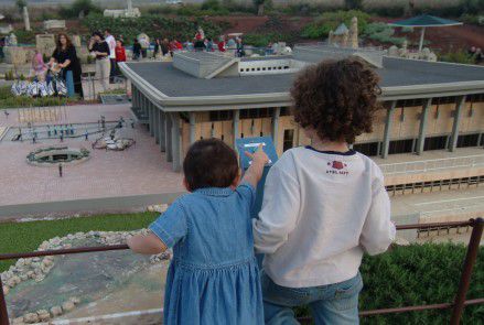 חנוכה במיני ישראל: הצגות ופעילויות לילדים ולמשפחה