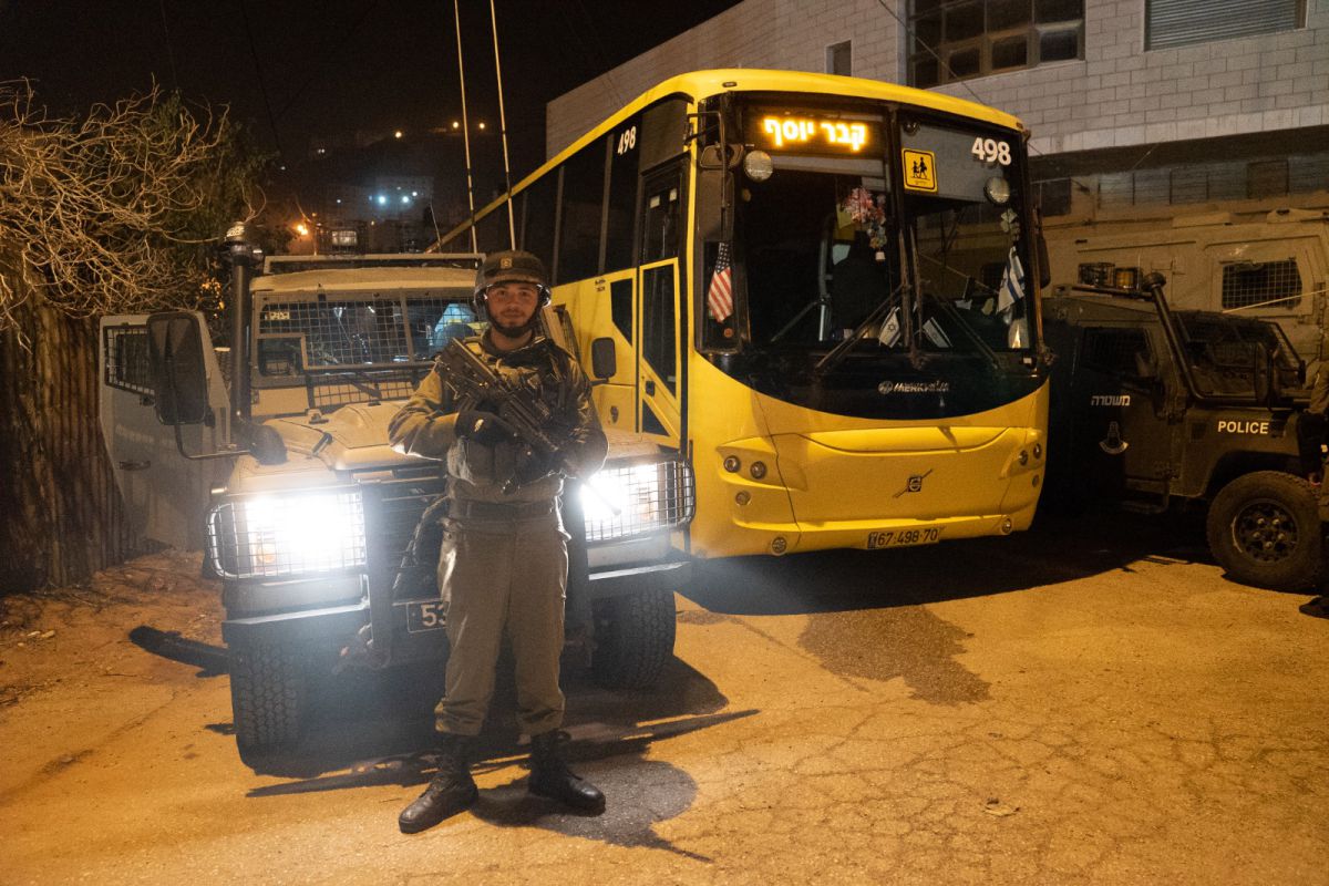 רימונים והתפרעויות: אלפים נכנסו הלילה לקבר יוסף