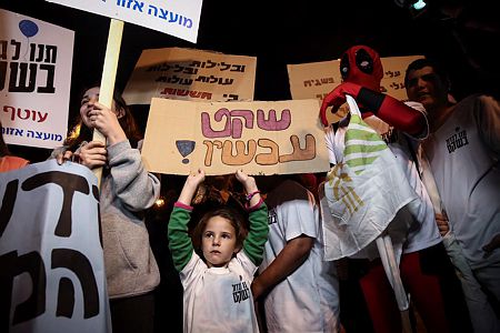 "הדשא של המרכז ירוק יותר": אלפים מפגינים בת"א