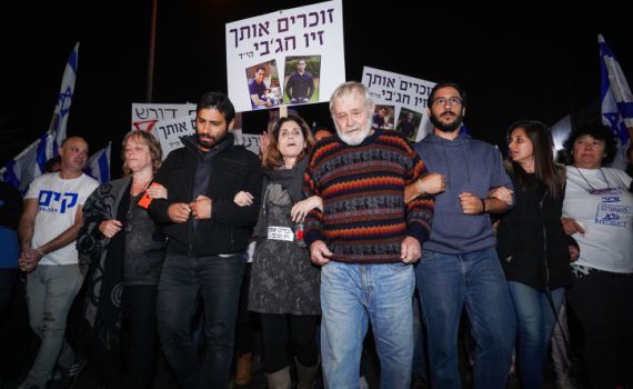 קרובי הנרצחים בברקן: "להרוס את כל בית המחבל"