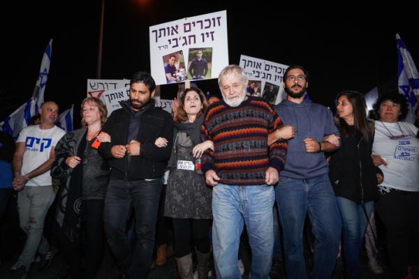 קרובי הנרצחים בברקן: "להרוס את כל בית המחבל"