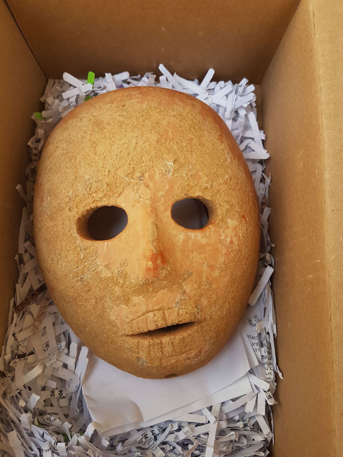 מסכת אבן נדירה בת אלפי שנים נחשפה בהר חברון