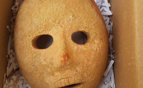 מסכת אבן נדירה בת אלפי שנים נחשפה בהר חברון