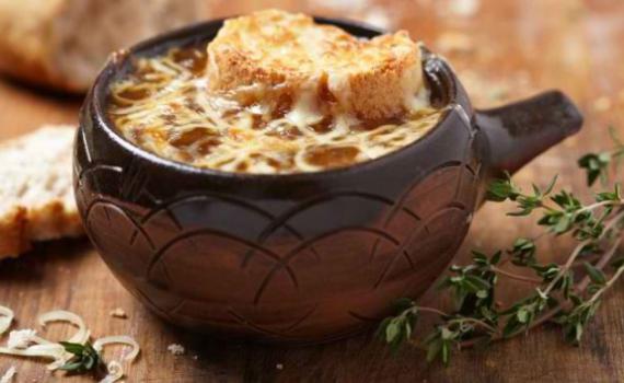 מושלם לחורף: מתכון למרק בצל טעים ומושחת