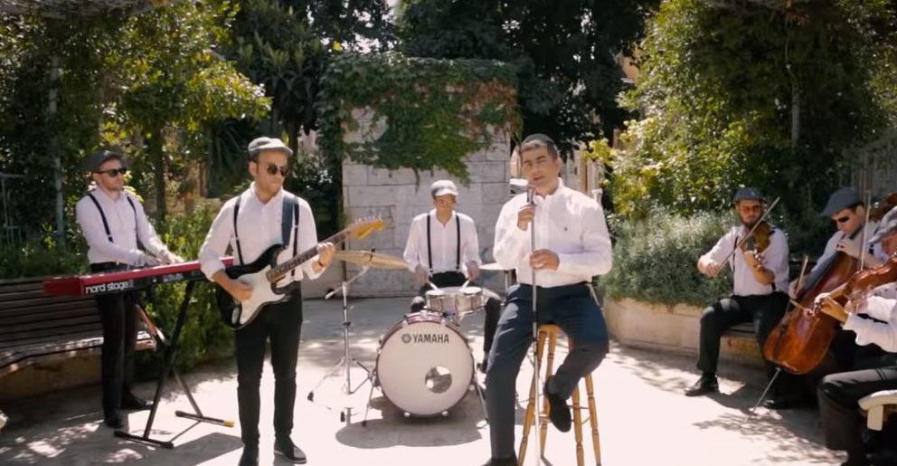 צפו: כשהקלידן של ישי ריבו ומילות החזון איש התאחדו