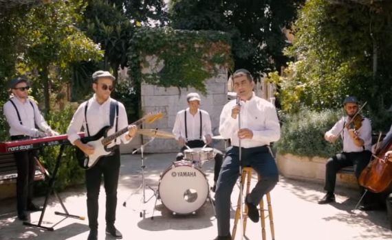 צפו: כשהקלידן של ישי ריבו ומילות החזון איש התאחדו