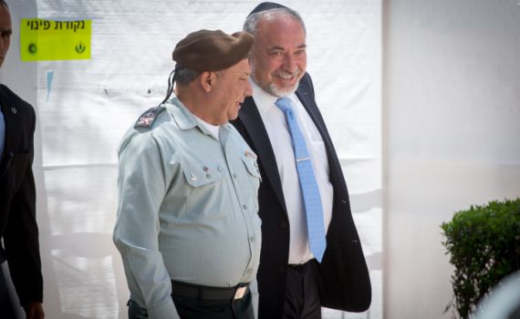לקראת פרישה: ליברמן ייפרד מהרמטכ"ל