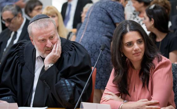 התקפלות של שקד עכשיו תשים בצל את כל הישגיה