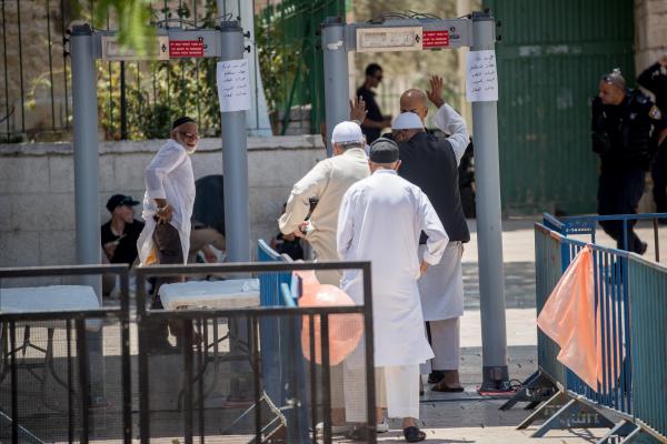 "נתניהו הציב מגנומטרים בהר הבית בלחץ בנו יאיר"