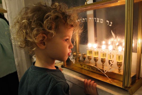 סקר: כמה מהישראלים מדליקים נרות חנוכה?