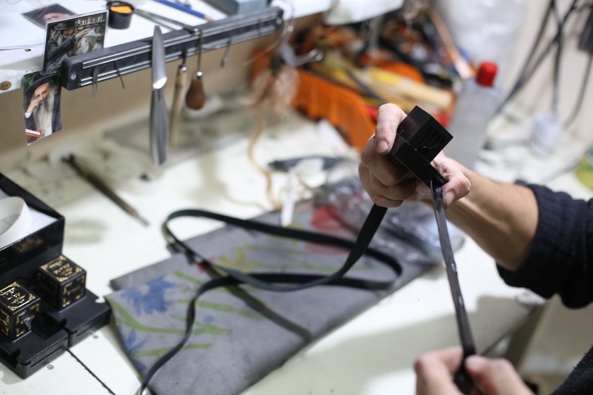 האם צריך לצבוע את רצועות התפילין משני הצדדים?