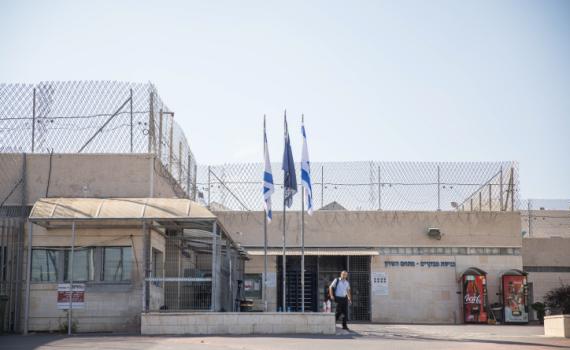 ירי לעבר בית מעצר בשרון: "ארגון פשע יצא משליטה"