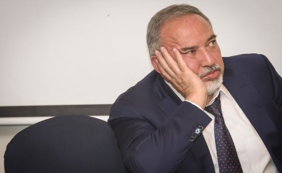 דרמה פוליטית: ליברמן יודיע בצהריים על התפטרות?