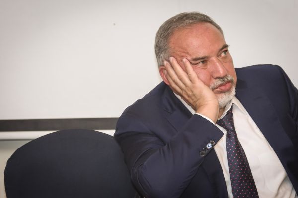 דרמה פוליטית: ליברמן יודיע בצהריים על התפטרות?