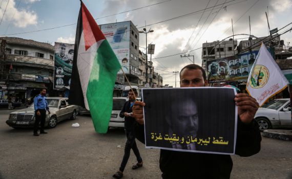 לאחר הפרישה: ברצועת עזה שרפו תמונות של ליברמן