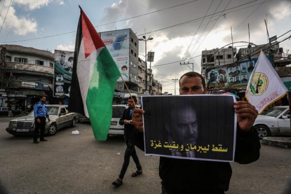 לאחר הפרישה: ברצועת עזה שרפו תמונות של ליברמן