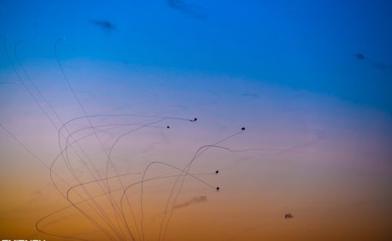 תמונת היום: תיעוד מרהיב של יירוט רקטה בשקיעה