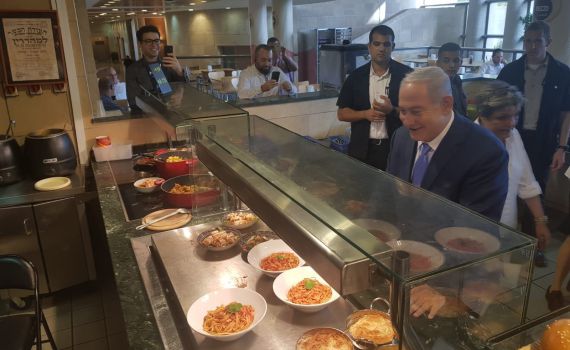 צפו: נתניהו במזנון החלבי בכנסת. "מה זה סילאן?"