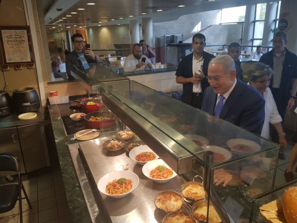 צפו: נתניהו במזנון החלבי בכנסת. "מה זה סילאן?"