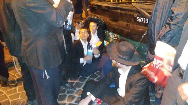 עיר תקועה, חרדים חסמו את הכניסה לירושלים