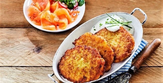 מתכוננים: מתכון ללביבות תפוחי אדמה וסלמון