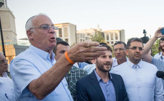 גל טרור: באיחוד הלאומי שוקלים פרישה מהממשלה