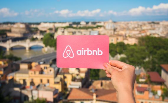 ניצחון לישראל: Airbnb יחזרו לפרסם דירות ביו"ש