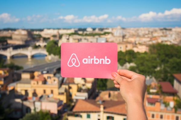 ניצחון לישראל: Airbnb יחזרו לפרסם דירות ביו"ש