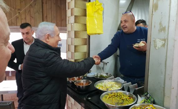 נתניהו עצר אצלו לפלאפל ואז.. הוא התפקד לעבודה