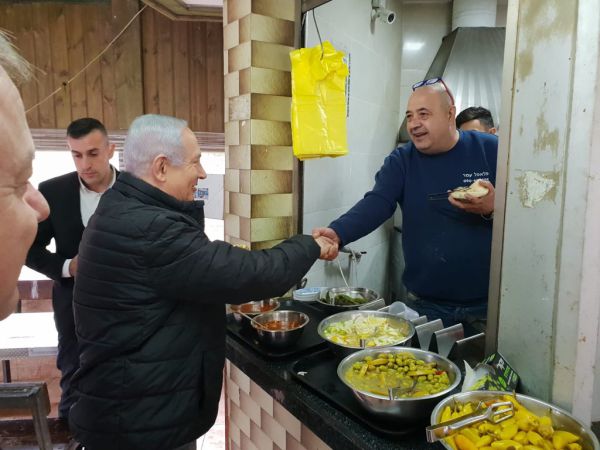 נתניהו עצר אצלו לפלאפל ואז.. הוא התפקד לעבודה