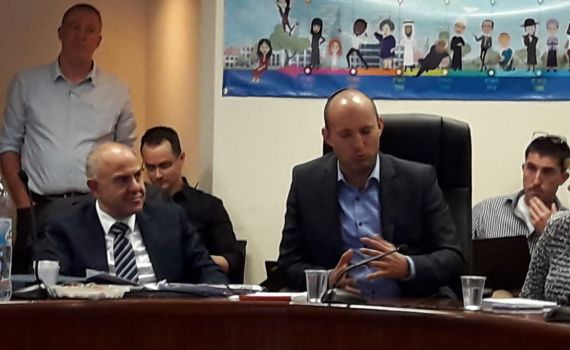 צפו: נפתלי בנט ומנכ"ל משרד החינוך נפרדים מראש החמ"ד