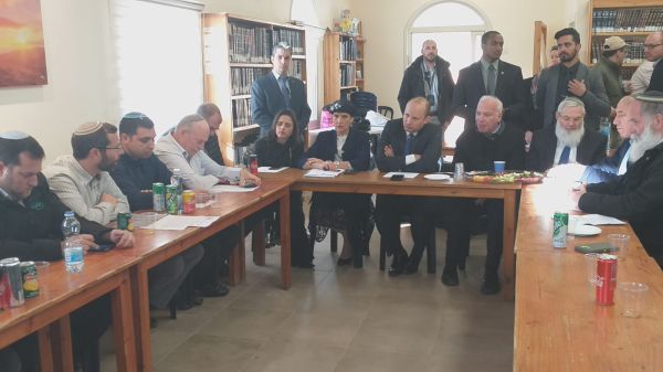 גונב קרדיט משקד; ראשי מועצות ביו"ש נגד נתניהו