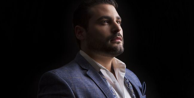 מפתיע: גד אלבז בדואט עם הזמר הסרוג • צפו