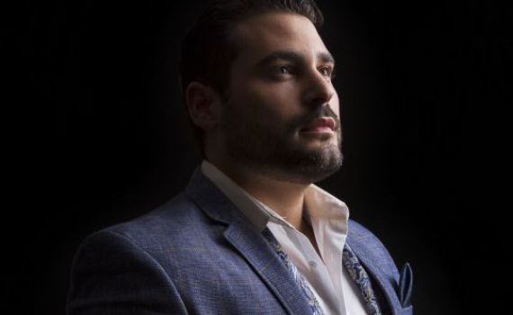 מפתיע: גד אלבז בדואט עם הזמר הסרוג • צפו