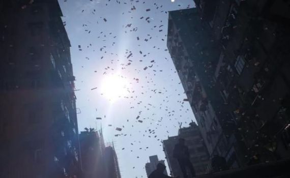 מטורף: מיליונר נעצר לאחר שזרק כסף מגג בניין