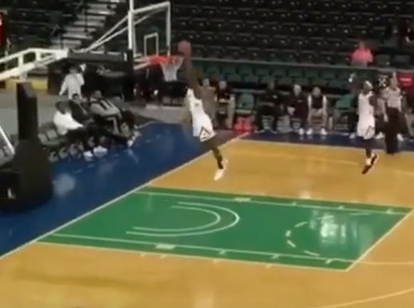 אופס: שחקן ליגת המכללות הטביע לסל הלא נכון. צפו