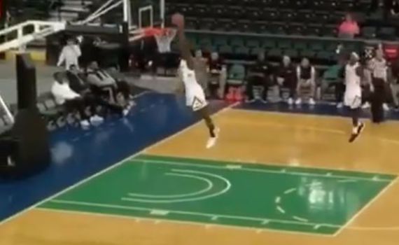 אופס: שחקן ליגת המכללות הטביע לסל הלא נכון. צפו
