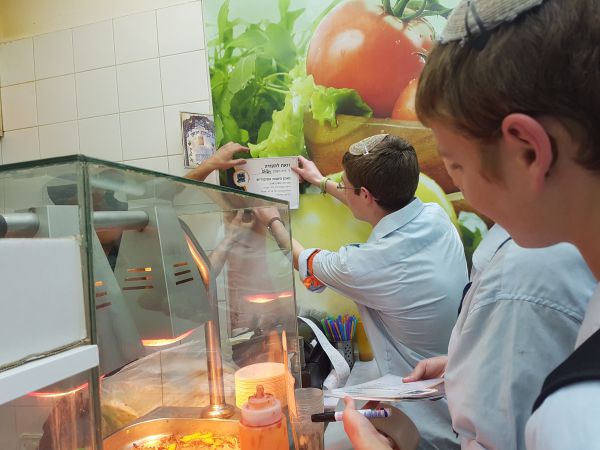 חניכי בני עקיבא יצאו לעודד עסקים שומרי שבת