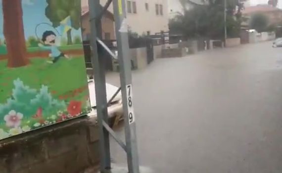 בעקבות הגשמים: ילדים וגננות חולצו בעזרת סירות