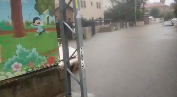בעקבות הגשמים: ילדים וגננות חולצו בעזרת סירות