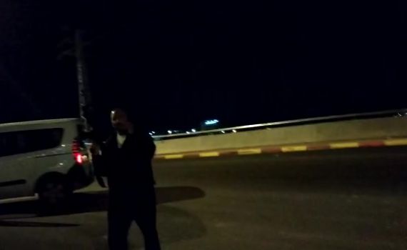 צפו: יהודים חסמו את הכביש, המאבטח ירה באוויר