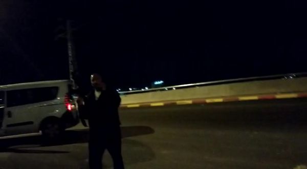 צפו: יהודים חסמו את הכביש, המאבטח ירה באוויר