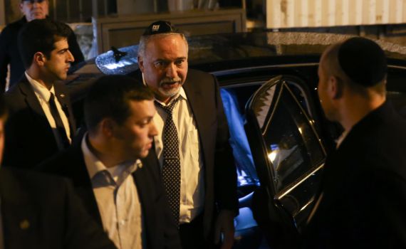 תיעוד • ליברמן הותקף מחוץ לשבעה: "תתבייש", רוצח"