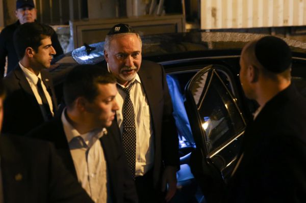 תיעוד • ליברמן הותקף מחוץ לשבעה: "תתבייש", רוצח"