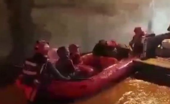 אב וילדיו נלכדו בהצפה וחולצו בסירות. צפו